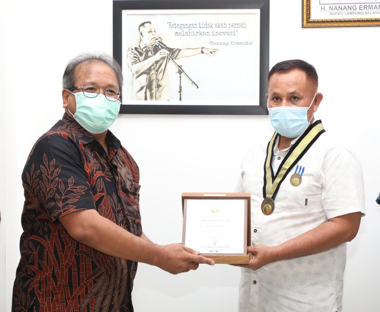 H. Nanang Ermanto Terima Penghargaan Adi Karsa Pratama dari Itera