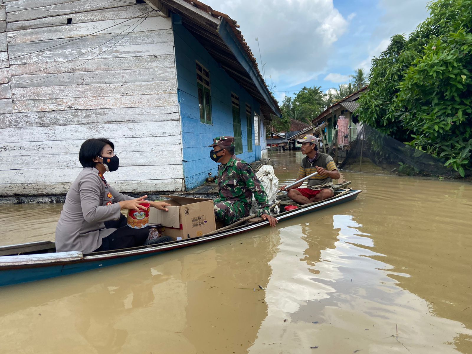 Wakapolres Lampung Timur Kompol Heti Patmawati S.H, S.IK  Dan Seluruh Polwan polres Lampung Timur Bersinergi Mengatasi Musibah Banjir Serta Pembagian Bansos Desa Tanjung Tirta Lampung Timur