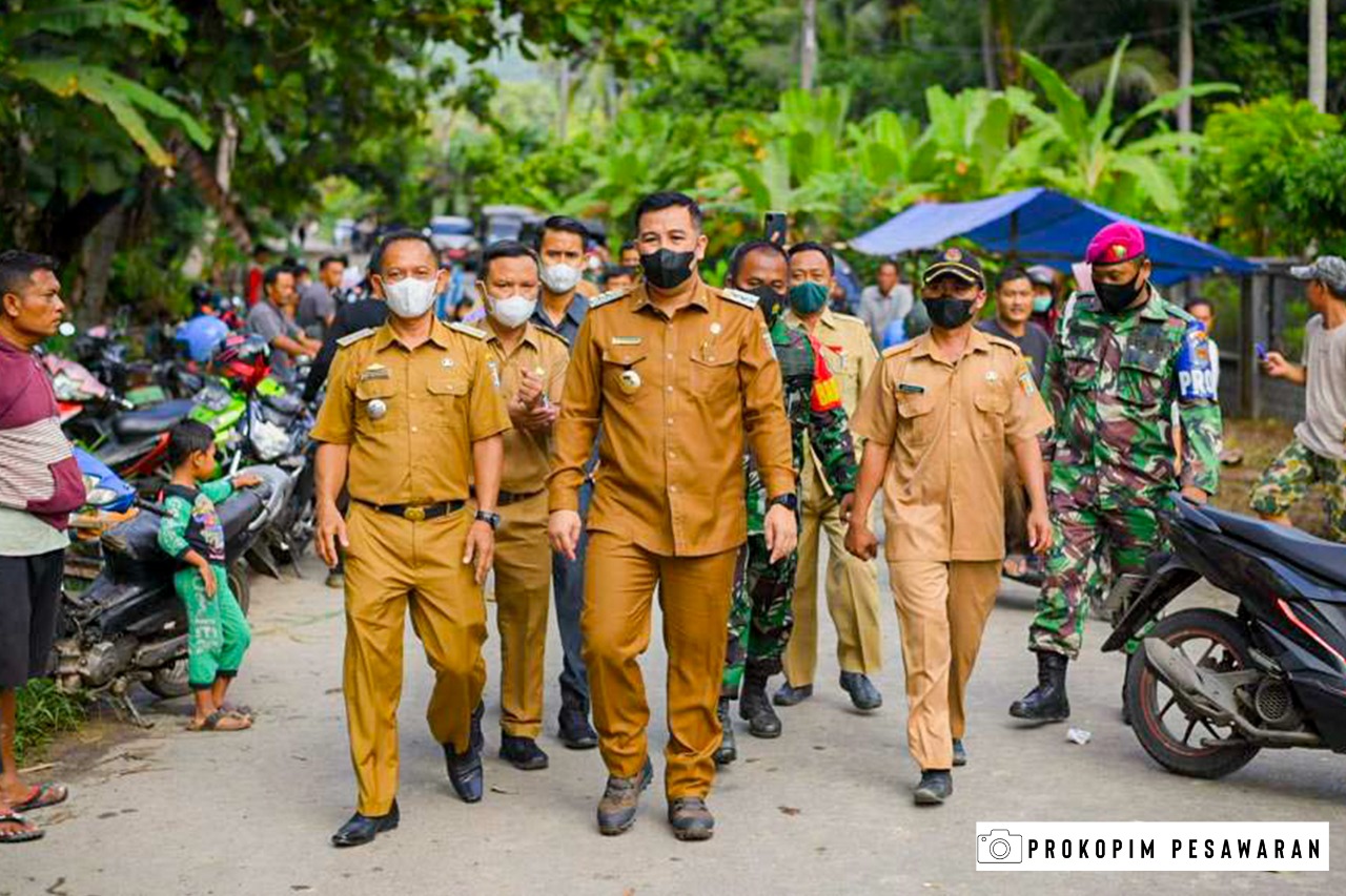 Bupati Pesawaran Dendi Ramadhona Turun Langsung Ke Lokasi Jembatan Rusak Di Jalan Raya Way Ratai-Padang Cermin, Desa Gebang Kecamatan Teluk Pandan Kabupaten Pesawaran