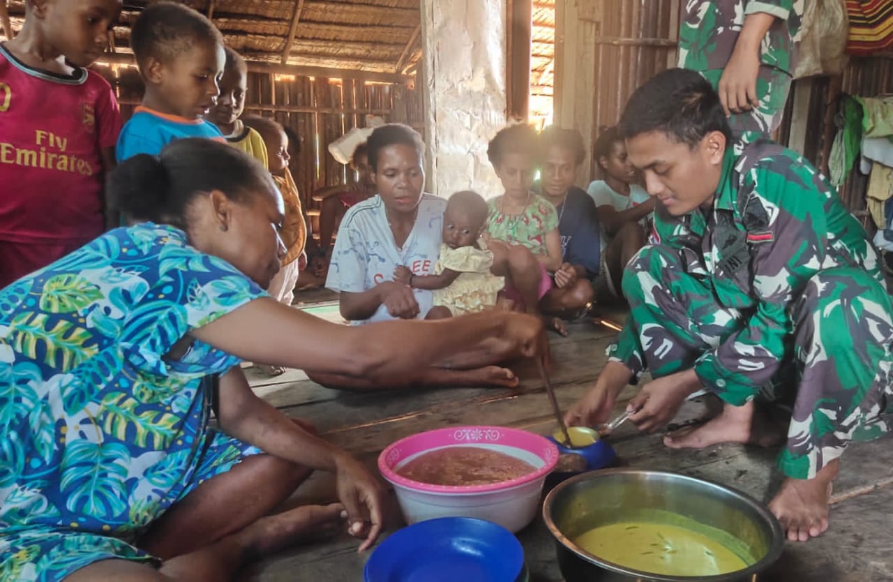 Serdadu Wira Di Papua,  Ajarkan Mama Mama Membuat Opor