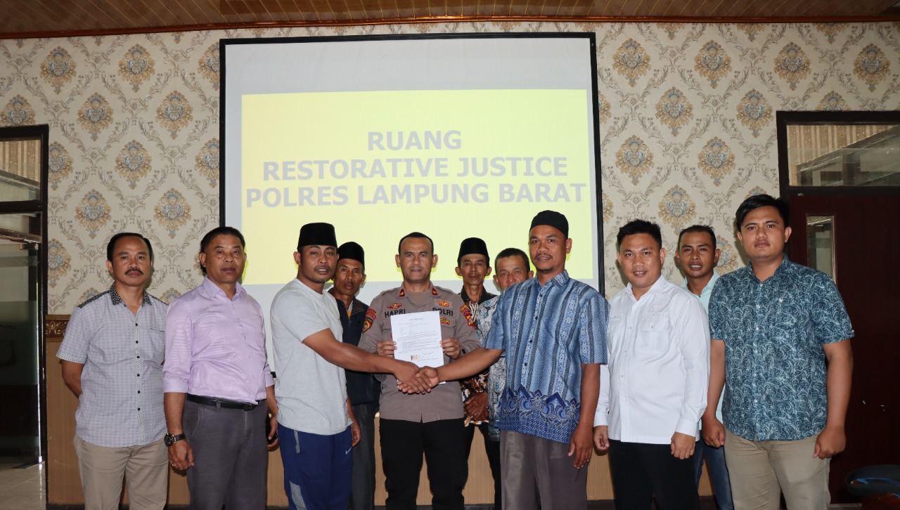 POLRES LAMPUNG BARAT FASILITASI PELAKSANAAN KEADILAN RESTORATIVE JUSTICE PERKARA PENIPUAN DAN ATAU PENGGELAPAN