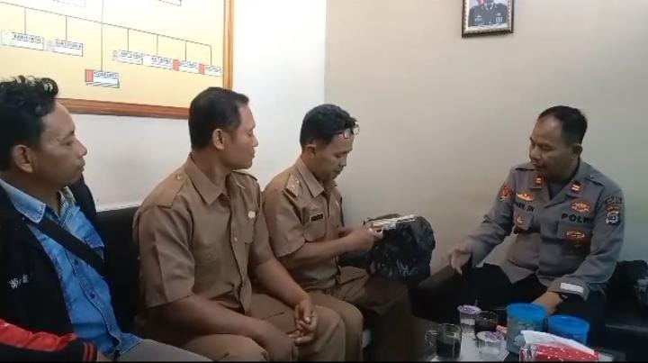 Kepala Tiyuh Sumber Jaya Tubaba Menyerahkan Senpi Rakitan Kepada Aparat Polisi.