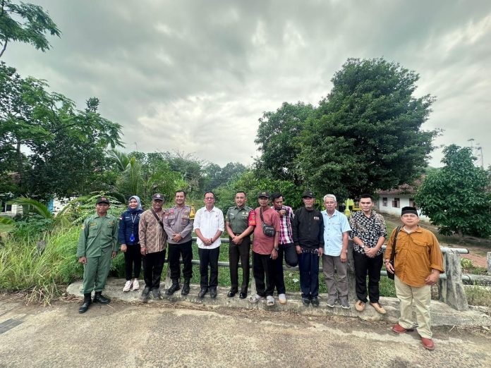 Reses, Mingrum Tinju Irigasi di SukobinangunKetua Dewan Perwakilan Rakyat Daerah (DPRD) Provinsi Lampung melakukan peninjauan irigasi di Sukobinangun Kecamatan Way Seputih, Kabupaten Lampung Tengah pada saat reses tahap II. Rabu (08/06/2023)  Ketua DPRD Lampung, Mingrum Gumay SH., MH sebelumnya melakukan penyerapan aspirasi (reses) bersama Kelompok P3A dan KWT di kecamatan Way Seputih kemudian langsung melakukan pengecekan lapangan guna melihat kondisi tersebut secara langsung.  Ketua DPRD Lampung, Mingrum Gumay SH., MH mengatakan bahwa dalam rangka mendukung program Swasembada pangan, harus memiliki suporting system yang dapat mewujudkan hal tersebut.  “ Kita tidak sedang bermain teka-teki, inginnya baik tapi tidak ada supporting system yang mendukung, mulai dari pendampingan petani, pemberian bibit yang unggul, pupuk baik serta irigasi yang cukup, semuanya harus dipenuhi jika ada yang terlewat percayalah ini akan membuat petani tidak akan mendapatkan hasil yang maksimal “ Ujarnya  Mingrum yang juga sebagai ketua P3A Lampung menyesalkan lambannya penanganan yang dilakukan sejumlah pihak terkait penanganan permasalahan irigasi tersebut sehingga banyak lahan yang tidak dapat digunakan secara maksimal.  “ Lahan yang bisa digunakan hanya sekitar 7 Hektar dari 232 Hektar, kondisi ini sangat memprihatinkan, saya ingin dinas terkait segera cek ke lapangan, cari solusi yang cepat dan tepat, kita gotong royong tidak kerja sendirian “  Terakhir, Mingrum menginginkan dalam waktu dekat dirinya menargetkan 50 persen dari lahan yang tersedia bisa digunakan kembali oleh para petani.  “ secepat-cepatnya segera ditindaklanjuti, minimal 50 persen dari total luas lahan bisa digunakan dalam waktu dekat, kita cari masalahnya dimana, apakah pengendapan lumpurnya yang menjadi masalah atau lainnya, segera kita lakukan langkah kongkrit “ Tutupnya.