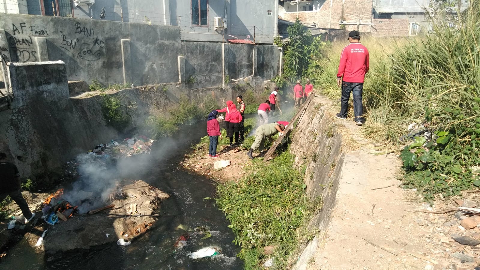 Kelurahan Kebon Jeruk Jumsih Bersihkan Kali