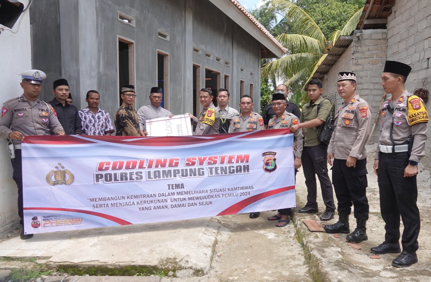 Cooling System Jelang Pemilu 2024, Kapolres Lampung Tengah Beri Bantuan Material Pembangunan Masjid