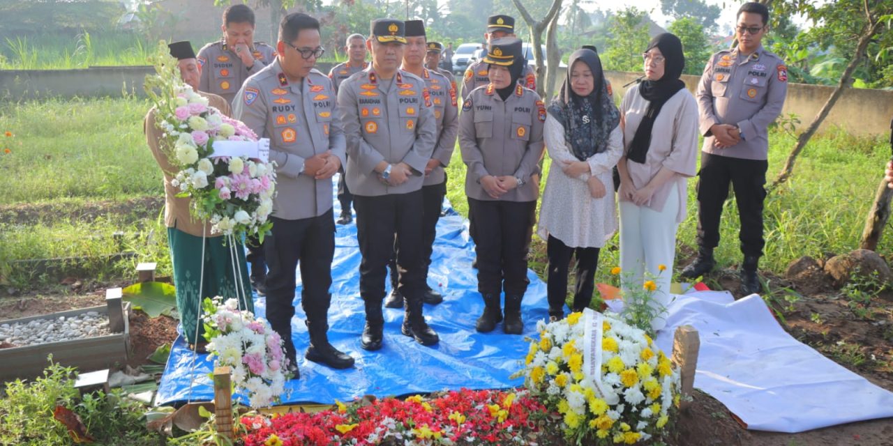 Peringati Hari Bhayangkara ke-79, Baharkam Polri Ziarah ke Makam Briptu Anumerta Ghalib