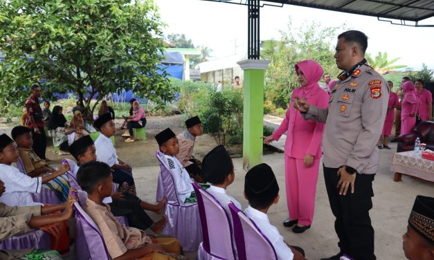 Hari Bhayangkara Ke 79, Polres Way Kanan Bakti Kesehatan Khitanan Gratis di Banjit  Sebagai tindakan nyata Polri ditengah-tengah masyarakat dalam rangka Hari Bhayangkara ke 79 Polres Way Kanan Polda Lampung menggelar kegiatan Bakti Kesehatan berupa Pemeriksaan Kesehatan Gratis (PKG) Khitanan Gratis dan Pelayanan KB bertempat di Halaman Masjid Nurul Ikhlas Kampung Donomulyo Kecamatan Banjit Kabupate Way Kanan. Senin (16/06/2025).  Kegiatan dihadiri oleh Kapolres Way Kanan AKBP Adanan Mangopang didampingi, Ketua Cabang Bhayangkari Way Kanan Ny. Ratna Adanan, Kasat Samapta AKP M . Sugeng, Kapolsek Banjit Iptu Mukhtiar, Ketua Ranting Bhayangkari Banjit Ny. Hana Mukhtiar,Camat Banjit Nasrullah Ali, Kepala UPT Puskesmas Banjit Rojes Willem, Ps.Kasi Dokkes Polres Way Kanan Aipda Sunarto, Kakam Bali Sadhar Utara I Ketut Renu Astika, Kakam Donomulyo  Heri Sugiantoro, Tokoh Agama, Tim kesehatan UPT Puskesmas Banjit, personel Polres Way Kanan, Polsek Banjit dan tamu undangan  Kapolres Way Kanan Way Kanan AKBP Adanan Mangopang menyampaikan hal itu dilakukan sebagai upaya nyata Polri dalam rangka memperingati Hari Bhayangkara ke -79 untuk membantu masyarakat dalam melayani dibidang Kesehatan.  Dengan keterbatasan tersebut, kami berupaya membantu masyarakat dengan cara memberikan pelayanan kesehatan berupa pengobatan dan sunatan gratis.  Tak lain sebagai bentuk kepedulian rasa cinta Polri terhadap masyarakat dan bertujuan agar polisi dengan masyarakat semakin dekat,”Imbuh Adanan.  Lebih jauh, kami berharap semoga para peserta yang akan disunat menjadi anak yang soleh. Mohon maaf apabila ada pelayan kami yang kurang semoga kegiatan ini berjalan lancar dan menjadi ladang berkah, amal yang baik untuk kita semua.  Pihaknya juga berterima kasih kepada Kakam Donomulyo, Karang Taruna Taruna Donomulyo dan  seluruh panitia yang turut membantu jalannya proses kegiatan, tutur Kapolres.  Sementara, Aipda Sunarto menyampaikan telah menyiapakan tenaga medis dari UPT Puskesmas Banjit dan Tim Sidokkes (Seksi dokter dan kesehatan) untuk menangani sebanyak 50 orang peserta khitanan, 60 orang warga dilakukan pengobatan gratis, dan pelayanan KB sebanyak 10 orang.  Dalam kesempatan itu, anak – anak yang beruntung dan telah disunat diberikan makanan bergizi bingkisan dan sarung.  Salah satu orang tua mengucapkan terima kasih kepada panitia penyelenggara, menurutnya memang sangat membantu warga yang mungkin adanya keterbatasan biaya untuk mensunatkan anaknya dan semoga ke depan acara seperti bisa tetap dilaksanakan,” kata Ujang.