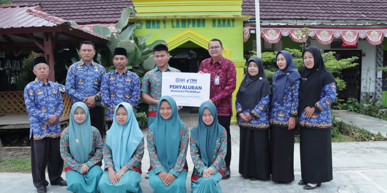 BRI BO Liwa melalui YBM BRILiaN Serahkan Beasiswa kepada 17 Siswa di Lampung Barat dan Pesisir Barat