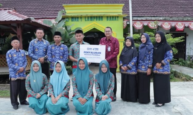 BRI BO Liwa melalui YBM BRILiaN Serahkan Beasiswa kepada 17 Siswa di Lampung Barat dan Pesisir Barat