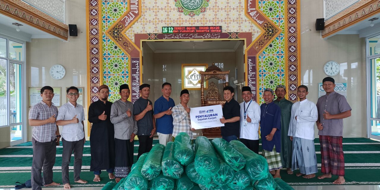 YBM BRILiaN Salurkan 74 Gulung Karpet Sajadah di Pringsewu dan Tanggamus, Tingkatkan Kenyamanan Ibadah Jamaah