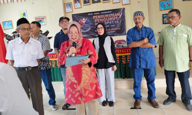 Kepala Sekolah SMPN 5 Balam Marlena, M. Pd Lantik Ketua Umum dan Pengurus IKBA-SP45TA